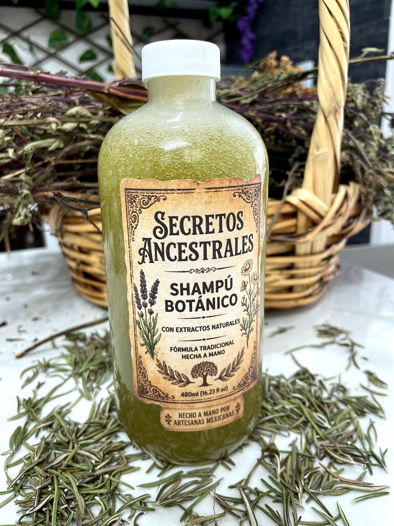 Presentación artesanal de Secretos Ancestrales Shampoo Botánico